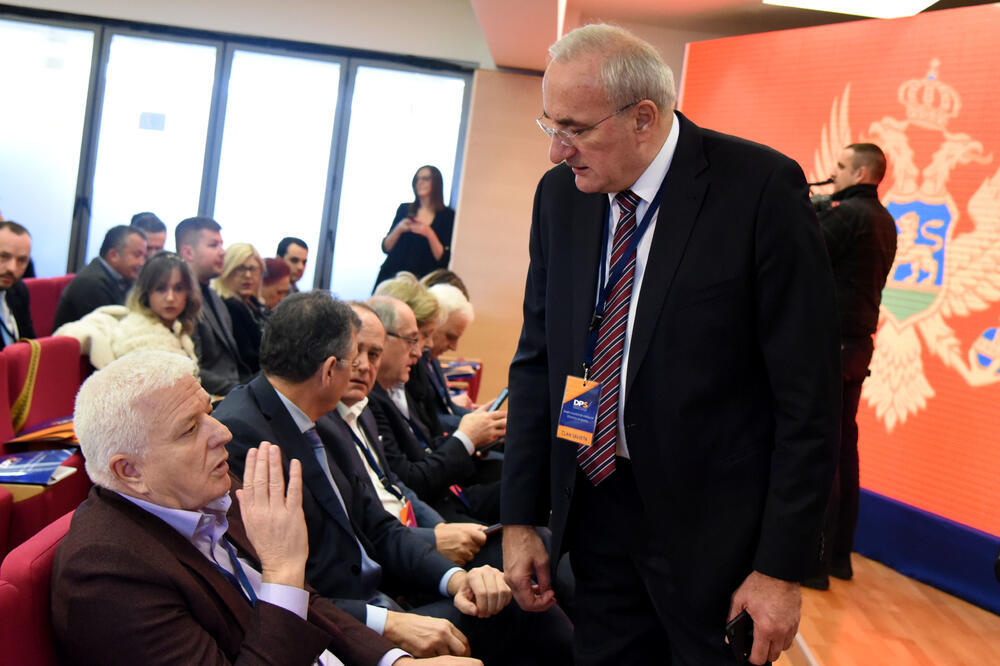 Marković i Milošević sa partijskim kolegama, Foto: Boris Pejović