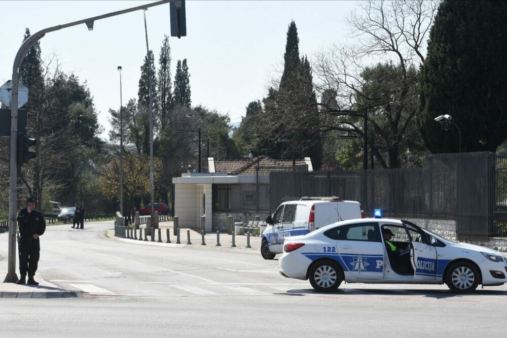 Pojačano obezbjđenje ispred ambasade SAD, Foto: Savo Prelević