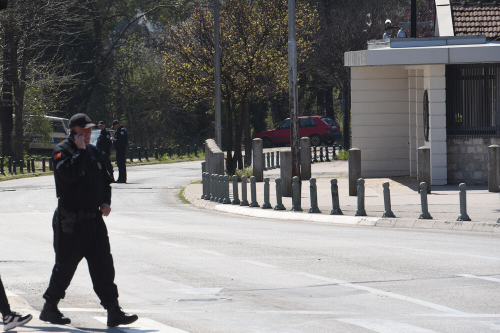 Jutros ispred ambasade SAD u Podgorici, Foto: Savo Prelević