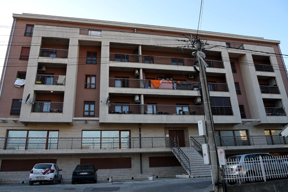 Zgrada u kojoj je M.Đ. kupila stan, koji je upisan na Prvu banku, Foto: Boris Pejović