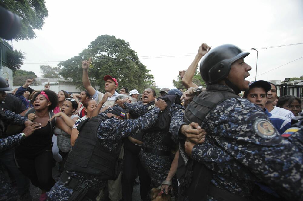 Policija reagovala, Foto: Boris Vergara/Reuters