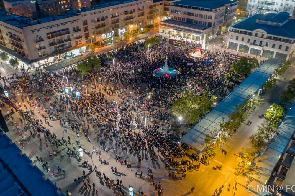 Podgorički trg večeras, Foto: Agencija Mina