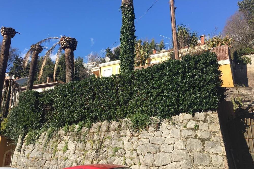 Suvomeđa: Donji dio zida uz glavnu gradsku saobraćajnicu, Foto: Slavica Kosić