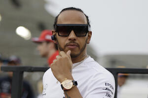 Hamilton iskoristio probleme Ferarija za pobjedu u Bahreinu