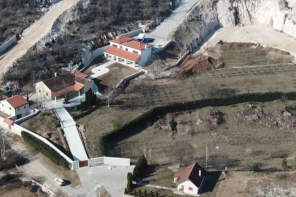 Dvije kuće nisu prijavljene, a treća se u zvaničnim registrima vodi kao ruševina: Imanje Đukanovića u Kočanima, Foto: Vijesti