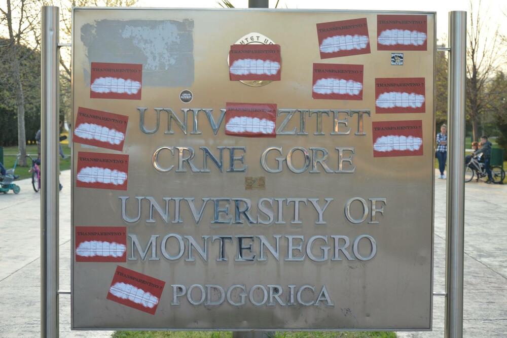 Studenti na skupu u subotu izlijepili zgradu Rektorata, Foto: Facebook.com