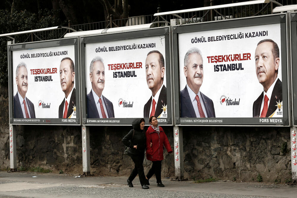 Jildirim i Erdogan na plakatima u Istanbulu, Foto: Reuters