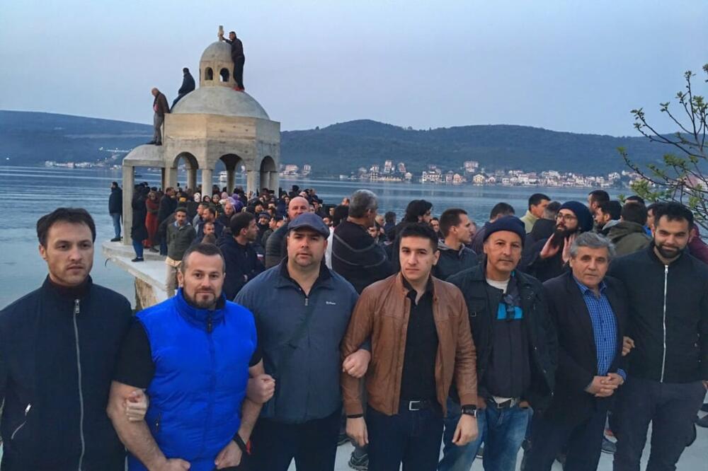 Članovi Prave jutros kod krstionice, Foto: Prava Crna Gora