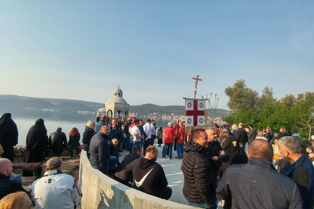 Jutros kod krstionice, Foto: Siniša Luković