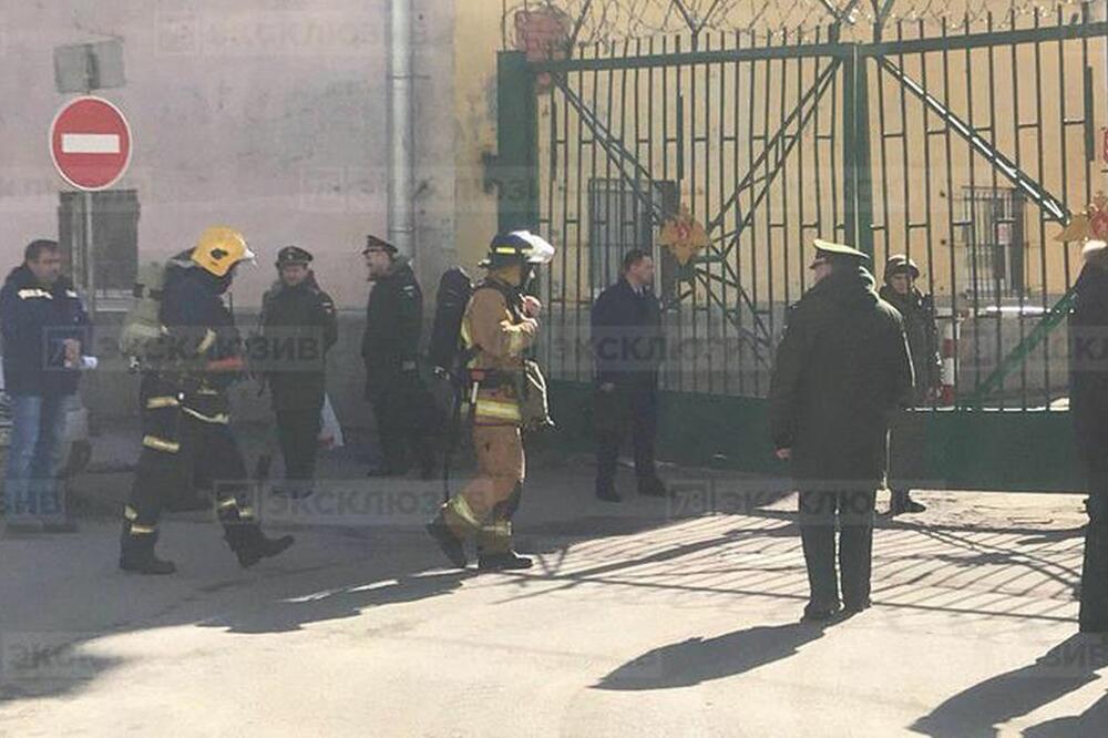 Vatrogasci ispred akademije u Sankt Peterburgu, Foto: Twitter