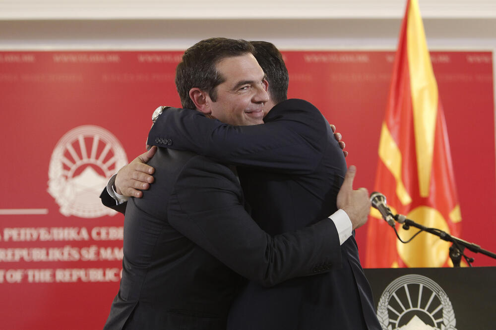 Zagrljaj Ciprasa i Zaeva, Foto: Boris Grdanoski/AP