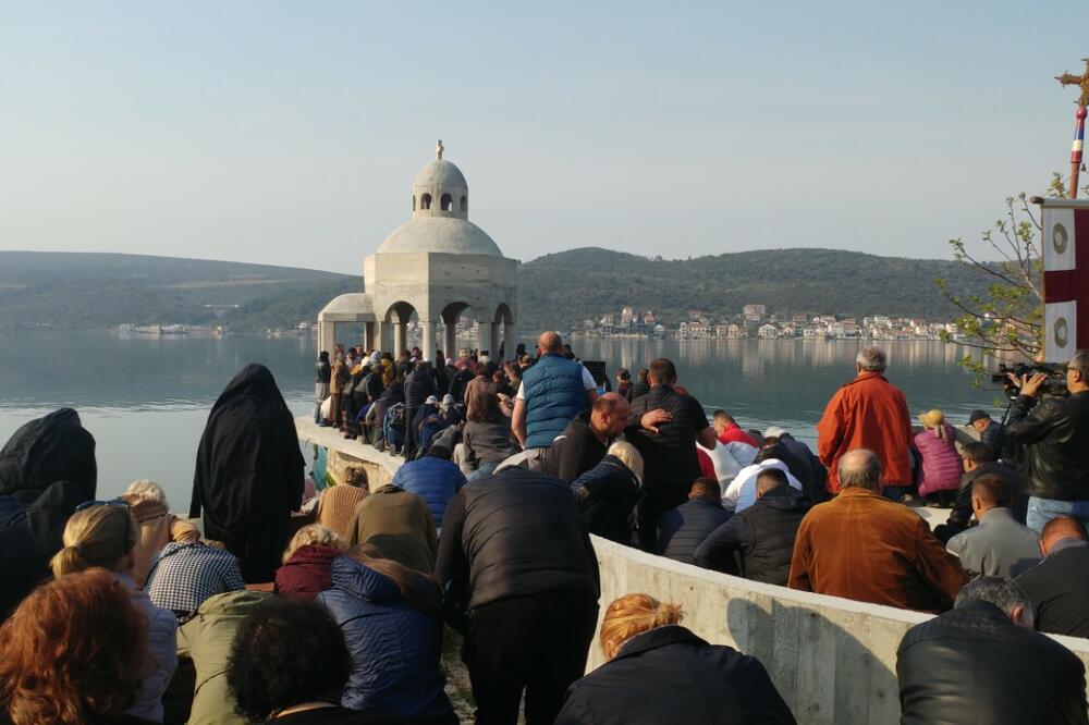 Policija nije mogla ni blizu: Vjernici i sveštenstvo oko krstionice na Ostrvu cvijeća, Foto: Siniša Luković
