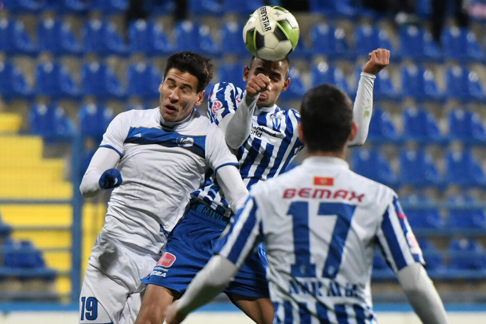 Bojan Božović (Sutjeska) i Stefan Milić (Budućnost) na jesenjem duelu pod Goricom, Foto: Savo Prelević