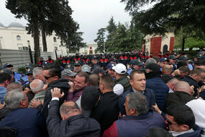 Neredi u Tirani, demonstranti na policiju bacali dimne bombe