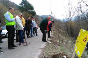 Sadili šljive pored puta i poslali poruku nadležnima: Vrijeme je...