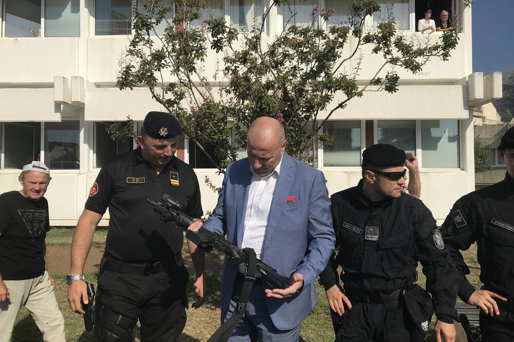 Rezultate hvale i političari: Ćorac sa kolegam, Foto: Vuk Lajović