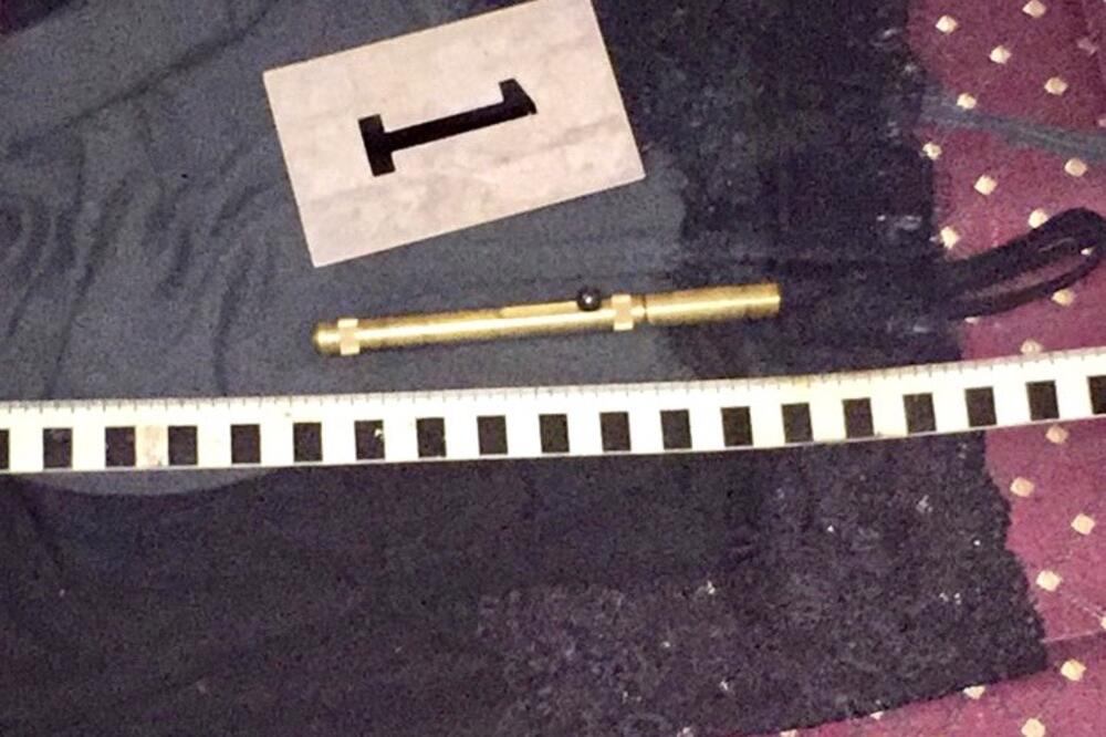 Pretresom pronađeno oružje sa metkom u cijevi, Foto: Uprava policije