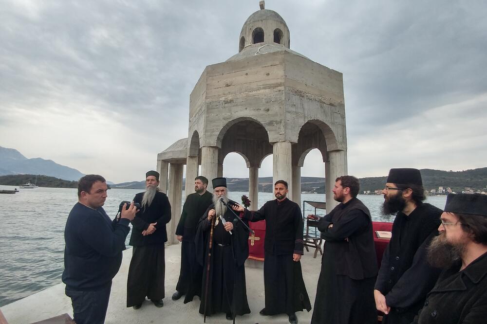 Mitropolit Amfilohije ispred krstionice u manastiru Svetog Arhangela Mihaila na Prevlaci, Foto: Siniša Luković