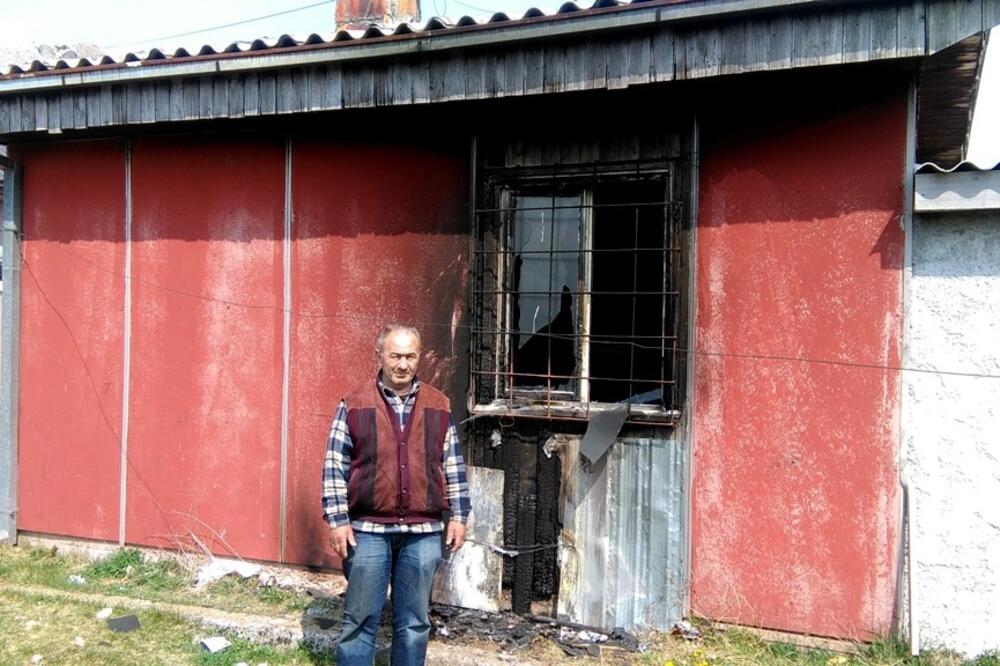 Lučić ispred zapaljenog objekta u kome živi, Foto: Svetlana Mandić