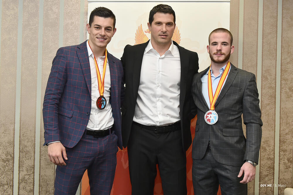 Nikola Janović sa osvajačima medalja Mariom Hodžićem i Nikolom Malovićem, Foto: Sasa Matić