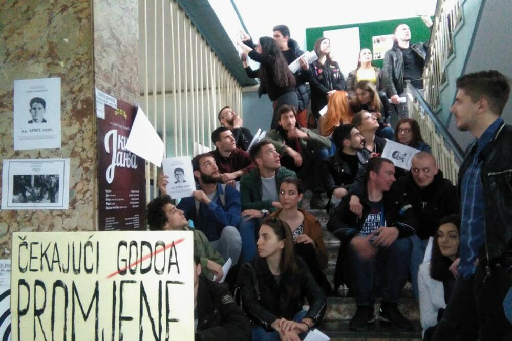 Studenti na stepenicama, Foto: Svetlana Mandić