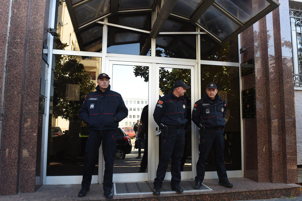 Policajci na ulazu u podgorički Viši sud (ilustracija), Foto: Savo Prelević