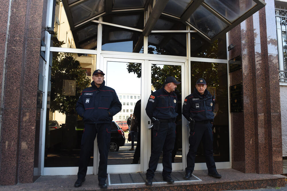 Policajci na ulazu u podgorički Viši sud (ilustracija), Foto: Savo Prelević