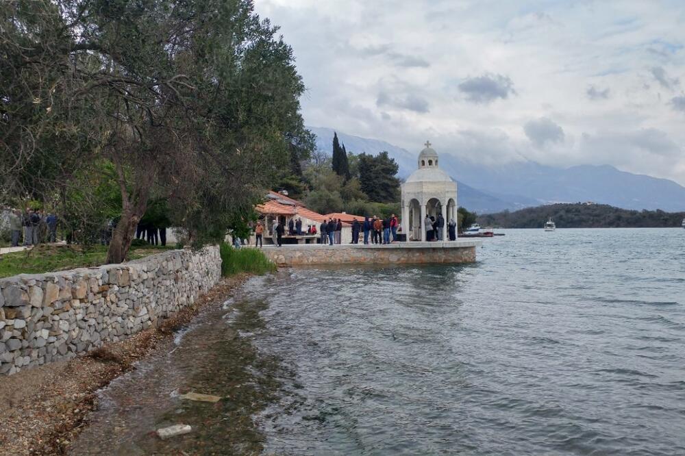 Siniša Luković, Foto: Građani organizovali straže oko krstionice