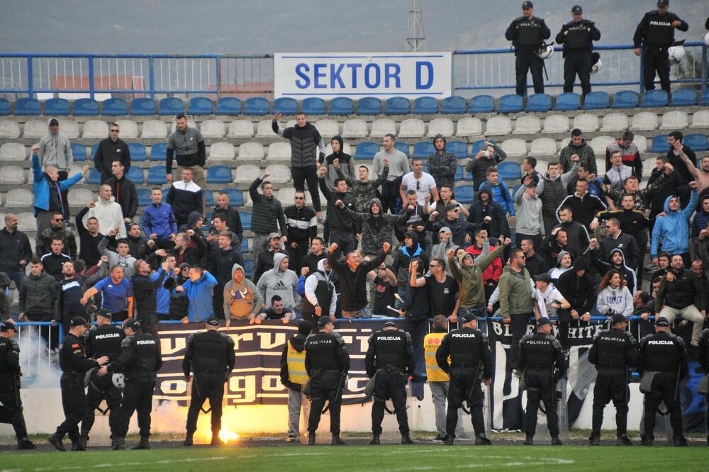 Milan Šapurić, Foto: Navijači na stadionu u Nikšiću