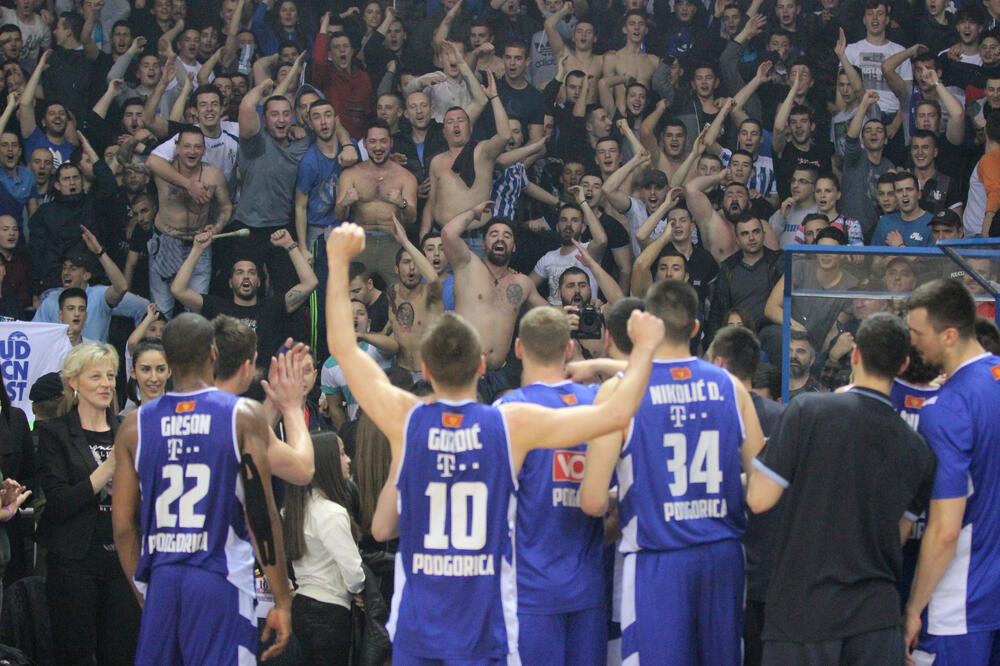 Varvari i košarkaši Budućnosti, Foto: Filip Roganović