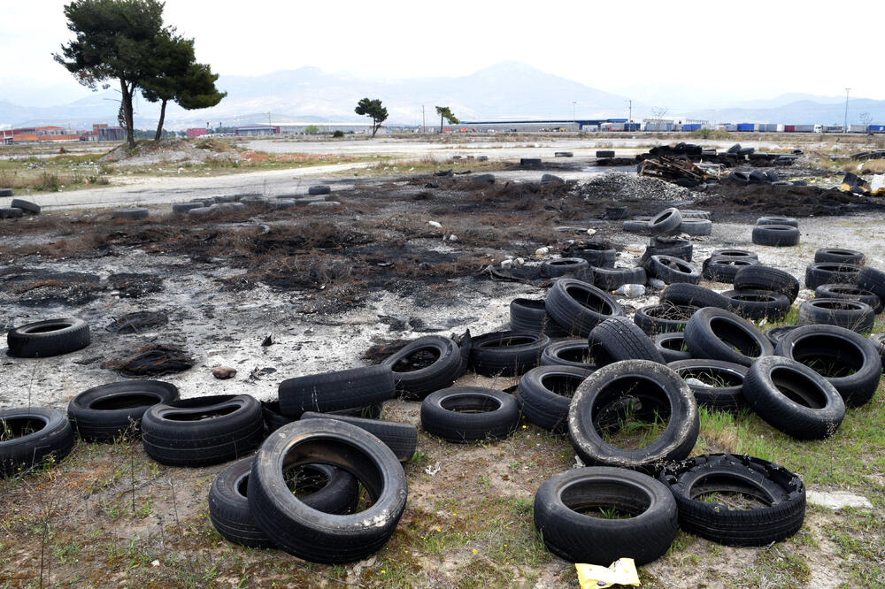 Na Ćemovskom polju veliki broj guma, Foto: Luka Zeković