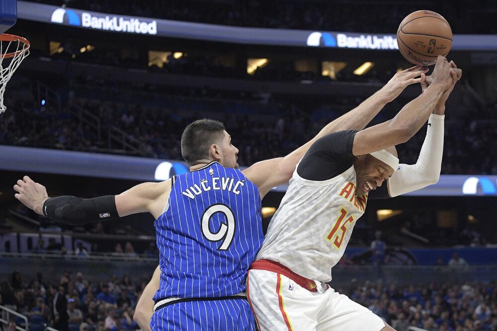 Vučević u duelu sa Karterom, Foto: Beta/AP