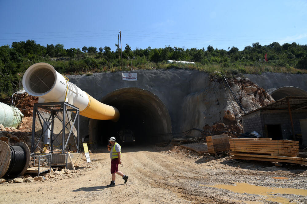 Graditelji dobili značajne povlastice od države: Sa gradilišta auto-puta, Foto: Boris Pejović