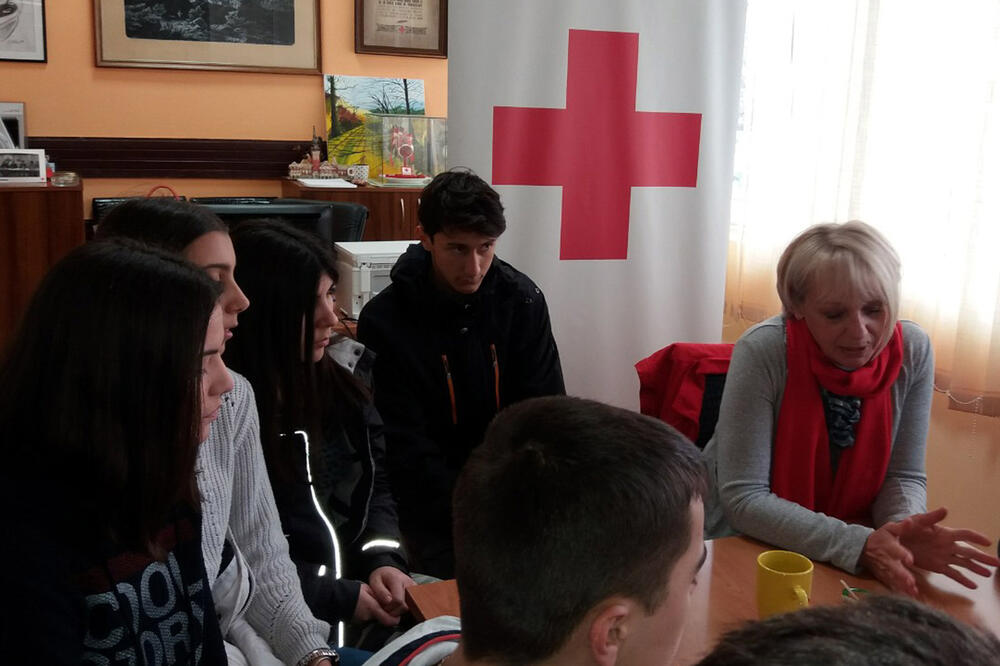 Đaci volonteri u Crvenom krstu