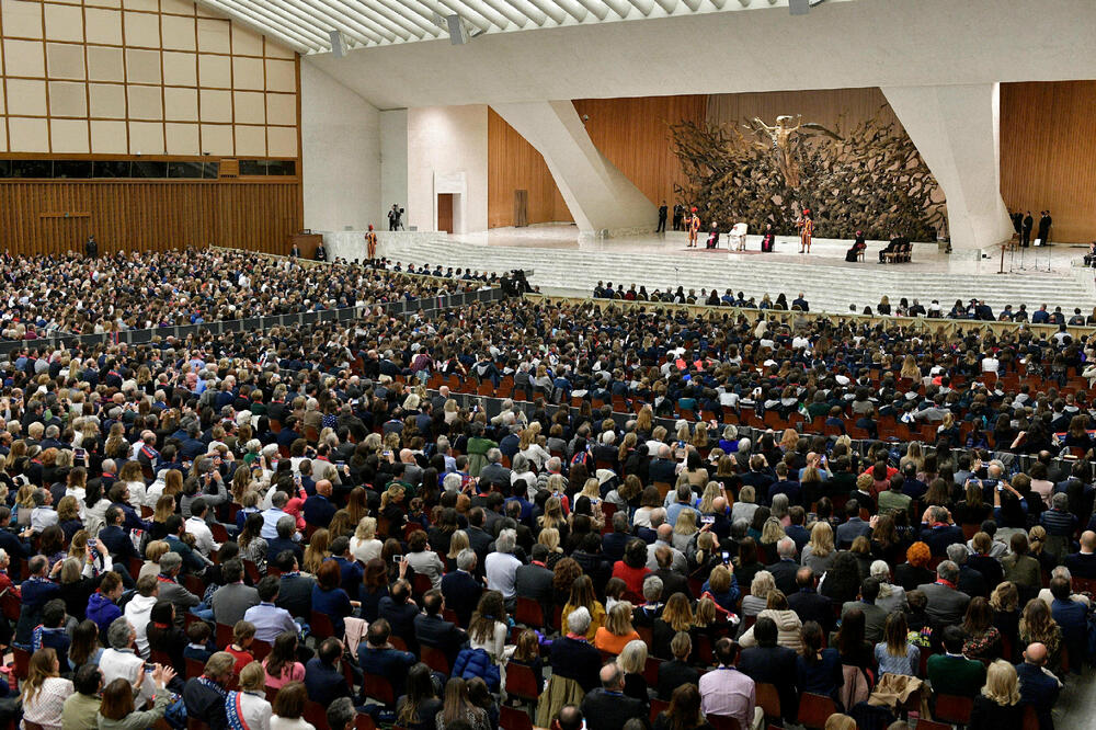 Papa pred prefesorima i studentima u MIlanu, Foto: Reuters