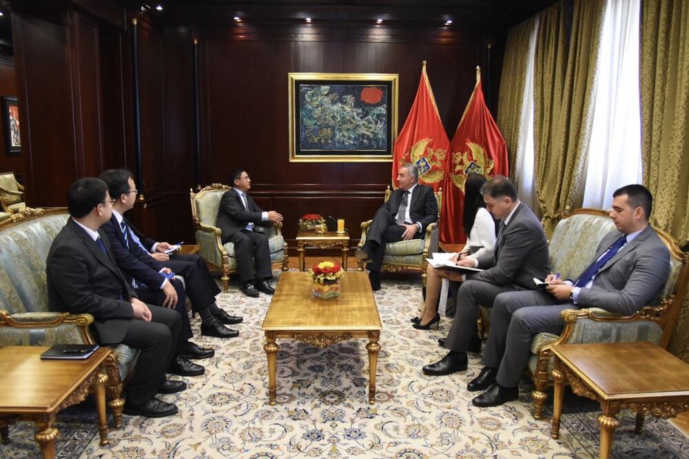 Milo Đukanović, predsjednik CG, u srdačnom razgovoru sa Du Feijem, predsjednikom kineske korporacije, Foto: Predsjednik.me
