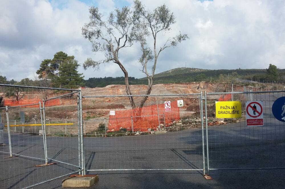 Gradilište firme Qatar Diar na plaži Plavi horizonti u uvali Pržna bili zamrznuti tri godine, Foto: Siniša Luković