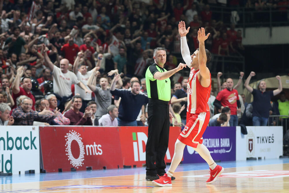 Bili Beron slavi sa navijačima, Foto: Crvena zvezda MTS