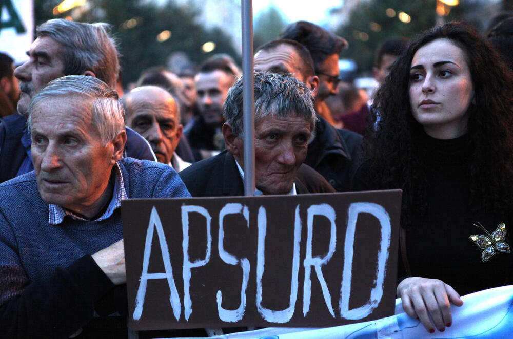Pogledajte foto-galeriju sa večerašnjeg protesta pod sloganom "Odupri se - 97.000" u Podgorici