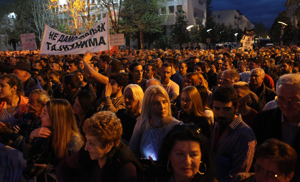 Pogledajte foto-galeriju sa večerašnjeg protesta pod sloganom "Odupri se - 97.000" u Podgorici