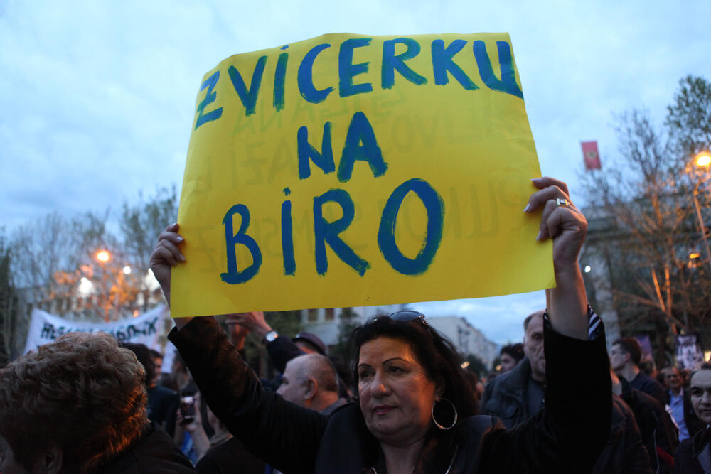 Pogledajte foto-galeriju sa večerašnjeg protesta pod sloganom "Odupri se - 97.000" u Podgorici