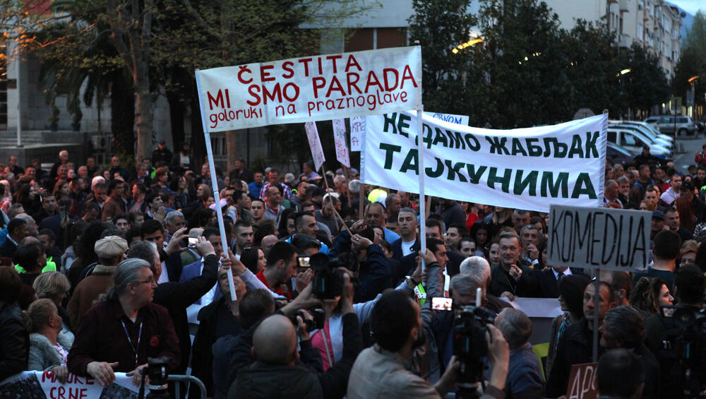 Pogledajte foto-galeriju sa večerašnjeg protesta pod sloganom "Odupri se - 97.000" u Podgorici
