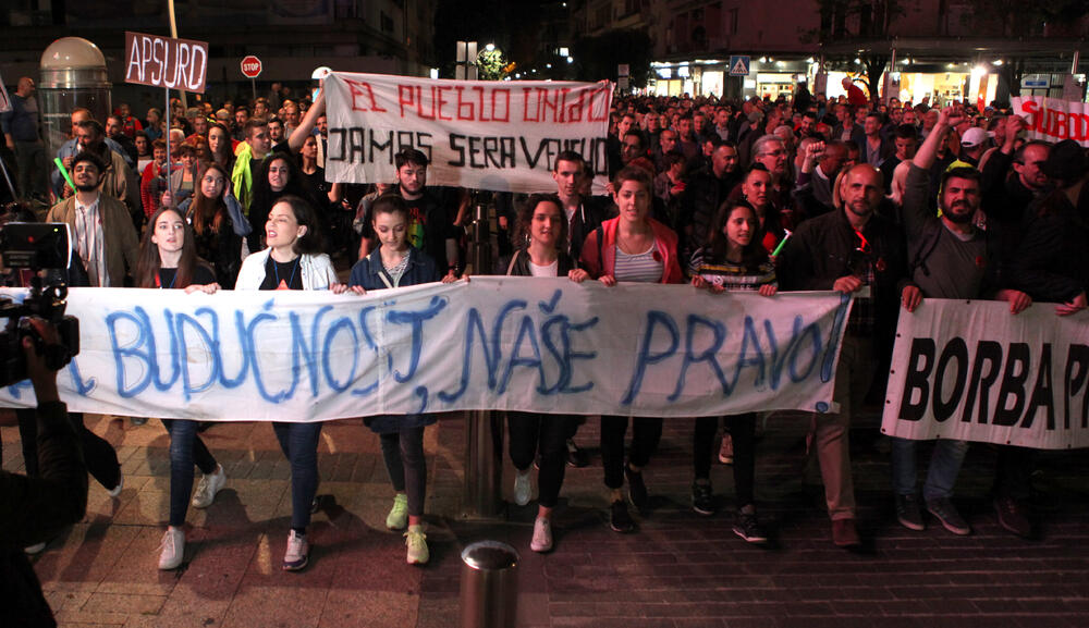 Pogledajte foto-galeriju sa večerašnjeg protesta pod sloganom "Odupri se - 97.000" u Podgorici