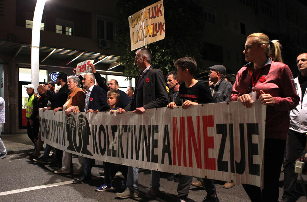 Pogledajte foto-galeriju sa večerašnjeg protesta pod sloganom "Odupri se - 97.000" u Podgorici