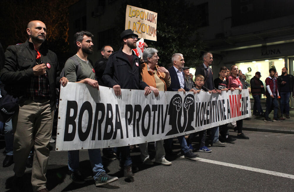 Pogledajte foto-galeriju sa večerašnjeg protesta pod sloganom "Odupri se - 97.000" u Podgorici