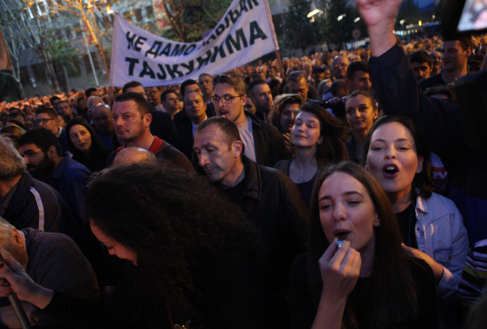 Pogledajte foto-galeriju sa večerašnjeg protesta pod sloganom "Odupri se - 97.000" u Podgorici