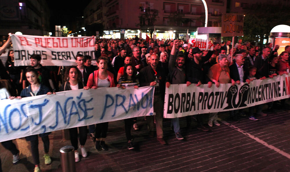 Pogledajte foto-galeriju sa večerašnjeg protesta pod sloganom "Odupri se - 97.000" u Podgorici