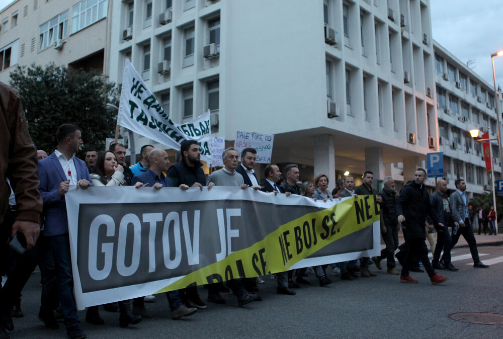 Pogledajte foto-galeriju sa večerašnjeg protesta pod sloganom "Odupri se - 97.000" u Podgorici