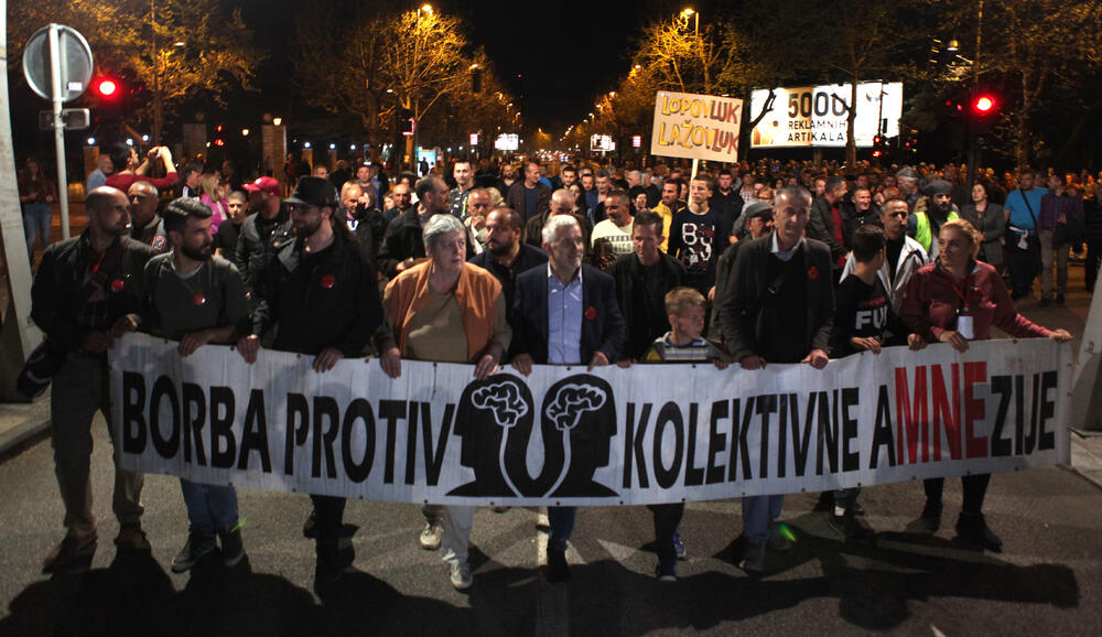 Pogledajte foto-galeriju sa večerašnjeg protesta pod sloganom "Odupri se - 97.000" u Podgorici