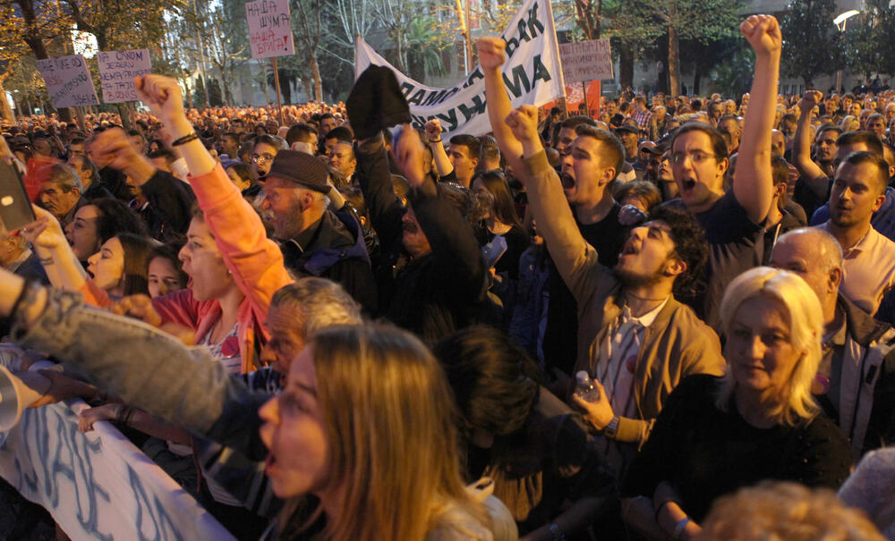 Pogledajte foto-galeriju sa večerašnjeg protesta pod sloganom "Odupri se - 97.000" u Podgorici